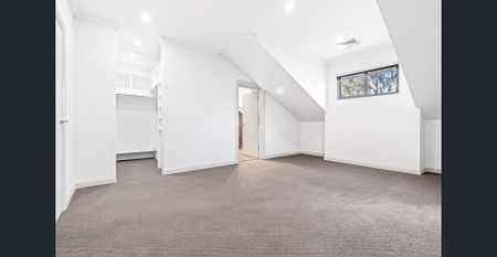 Modern 4 Bedroom Townhouse with Pool & Exceptional Outdoor Entertaining - Photo 2