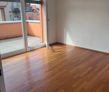 Living in a central location - Photo 3