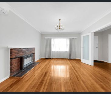 Character in perfect location! - Photo 2