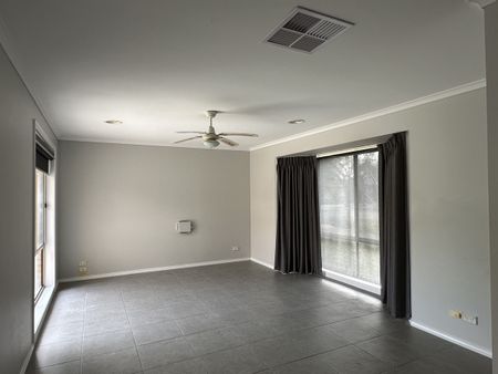 21 Romney Crescent, SHEPPARTON VIC 3630 - Photo 2