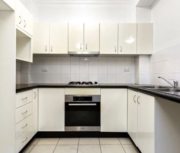 Beautifully Updated Ground Floor Apartment - Photo 3