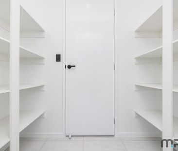 Simply Impressive - 4 Bedroom, 3 Living + Ducted Air Con! - Photo 1