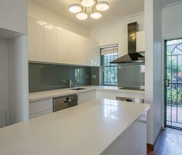 Character Filled Townhouse in Vibrant Erskineville - Photo 6