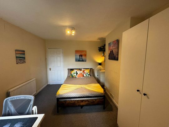 Room 2, 15 Sycamore Road, Guildford, GU1 1HJ - Photo 1