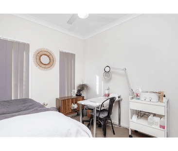 Stunning 4-Bedroom Home with Huge Backyard & Outdoor Entertaining - Photo 4