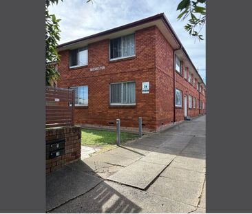 Freshly Painted 2 bedroom top floor unit - Photo 5