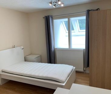 1 bedroom in a house share to rent - Photo 2