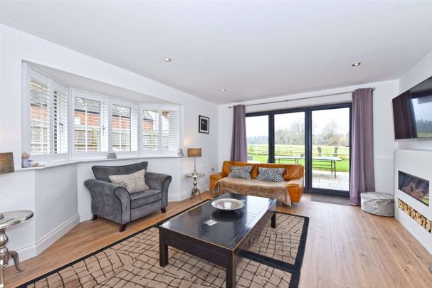 All inclusive short let. A modern cottage with rural views near charming pub, for short lets between one and four weeks - Photo 1