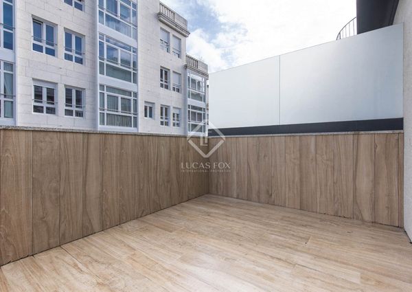 An elegant, modern, fully furnished duplex penthouse for rent in the city centre of Vigo, Pontevedra