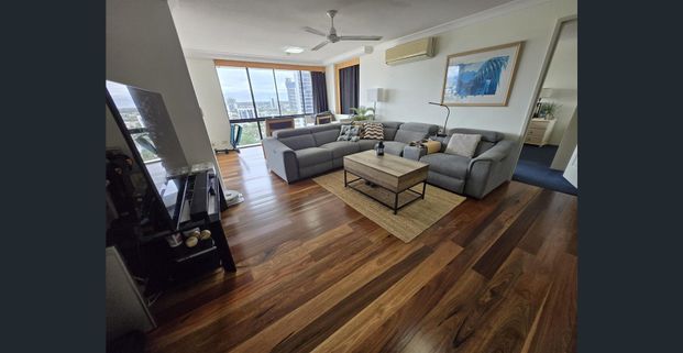 100 m2 3 bedroom Central Surfers Paradise unit - Photo 1