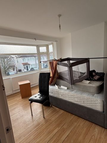 5 Bed Terraced House, Pembroke Road, N13 - Photo 3