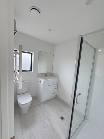 Centrally located fully furnished brand new home - Photo 5