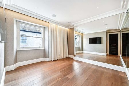 Exceptional 4 bedroom, 3 bathroom penthouse apartment overlooking Westminster Cathedral. Beautifully refurbished and exquisitely furnished. - Photo 3