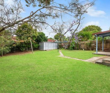 Welcoming Family Home with an Outdoor Studio - Photo 6