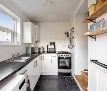 Charming light and airy double-bedroom garden flat to let in Brighton - Photo 4