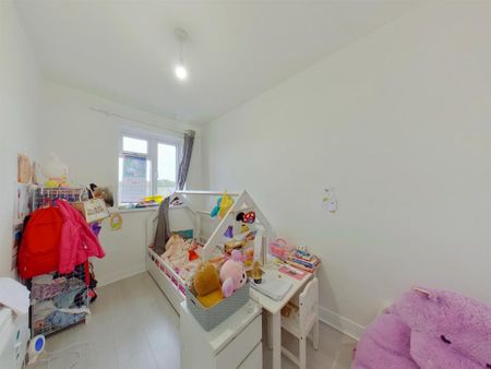 3 bedroom flat to rent - Photo 5