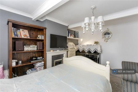 3 bedroom semi-detached house to rent - Photo 3