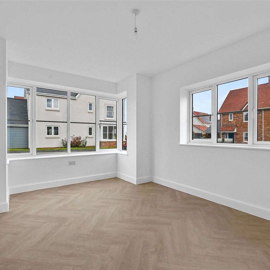 An impressive double fronted brand newly built four bedroom family home - Photo 1