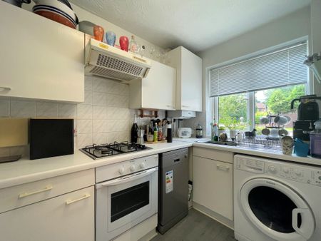 2 bedroom house to rent Wordsworth Mead, RH1 - Photo 4