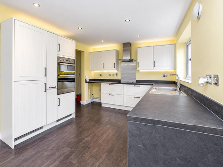 4 bedroom detached house to rent - Photo 5