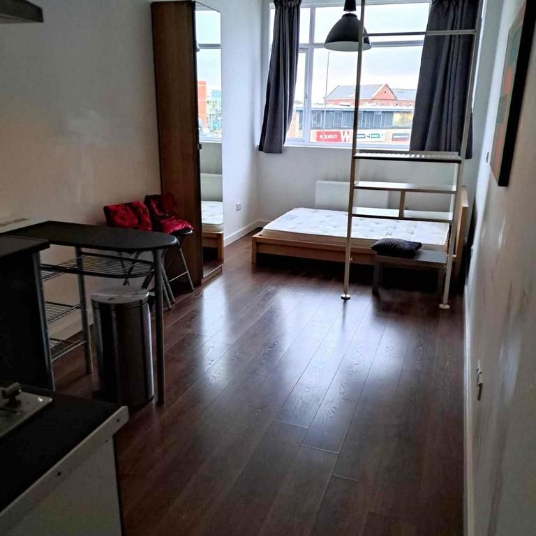 Studio to rent - Photo 1