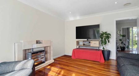 Spacious 3-Bedroom Family Home – Fully Fenced... - Photo 2