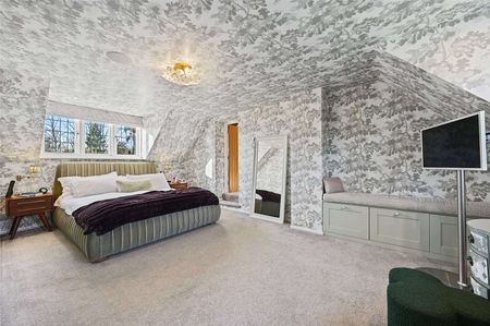 Stunning grade II listed detached barn in wonderful grounds of about 4 acres. - Photo 4