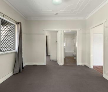 Beautiful 2 Bedroom Cottage, Perfectly Located! - Photo 3