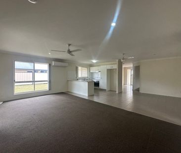 LARGE FAMILY HOME NEAR THE BEACH! - Photo 1