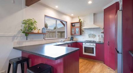 Private, Modern Family Oasis – 5 Min Walk to CBD - Photo 4