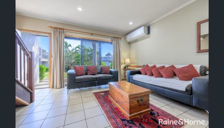 CITY CENTRE EXECUTIVE APARTMENTS WITH WATER VIEWS! - Photo 4