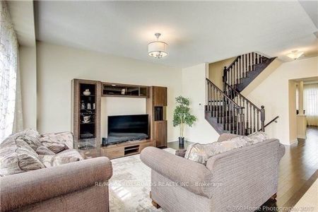 For Lease - 205 Laker Court, Newmarket, Ontario - Photo 3