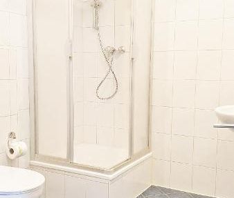 1,5 Zimmer mit Balkon, EBK mitten in der Stadt - Photo 4