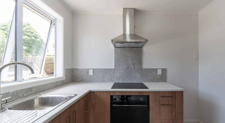 Refreshed Three Bedroom Home near the Hospital - Photo 5