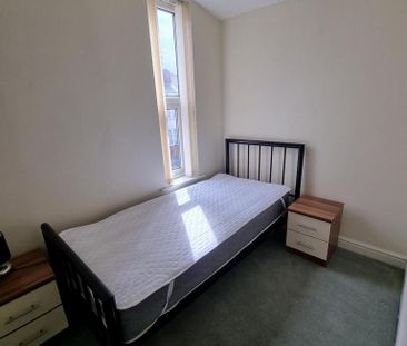 4 bedroom end of terrace house to rent - Photo 4