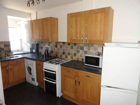 2 bedroom flat to rent - Photo 2