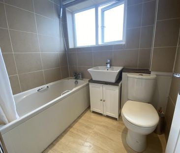 Hollyfield - Photo 6