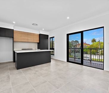 Modern Family Living In One Of Bulli's Best Locations - As New - Photo 5