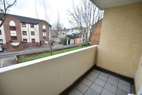 3 bedroom flat to rent - Photo 1