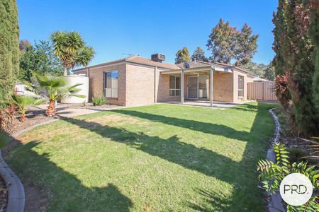 SPACIOUS FAMILY HOME IN A QUIET COURT LOCATION! - Photo 2