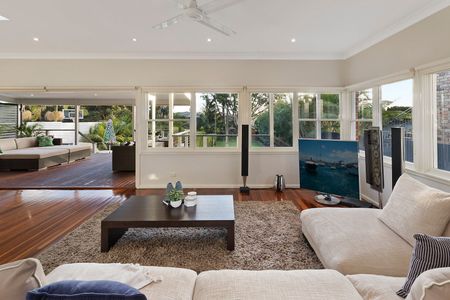 Family Entertainer on 854sqm with Harbour and Ocean Views - Photo 2