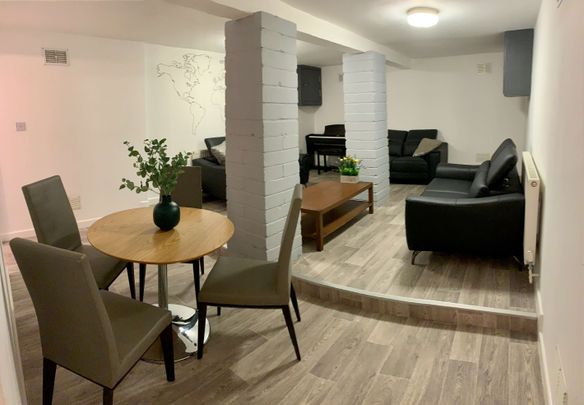 Convenient House Share Brighton Living Room 3 - Photo 1