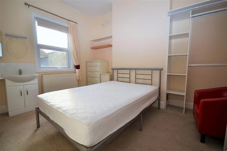 1 bedroom Flat To Let - Photo 2