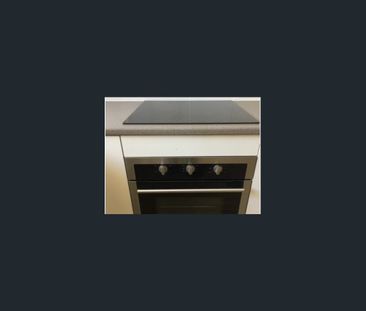 Convenient Location! walk to transport and shops, sunny balcony! - Photo 4