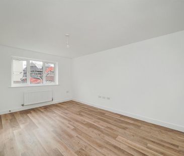 4 bedroom semi-detached house to rent - Photo 3
