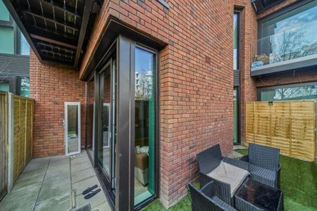 1 Bed Flat, Starboard Way, E16 - Photo 2