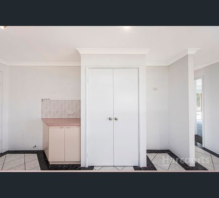 22 Floribunda Avenue, Halls Head, WA 6210 - Photo 2