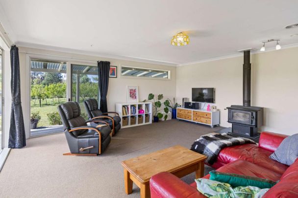 Sunny lifestyle home with expansive rural outlook - Photo 1