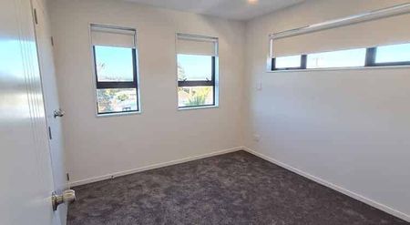 Spacious 2-Bedroom Townhouse - Ranui - Photo 2