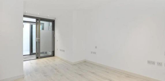 2 bedroom flat in London - Photo 2